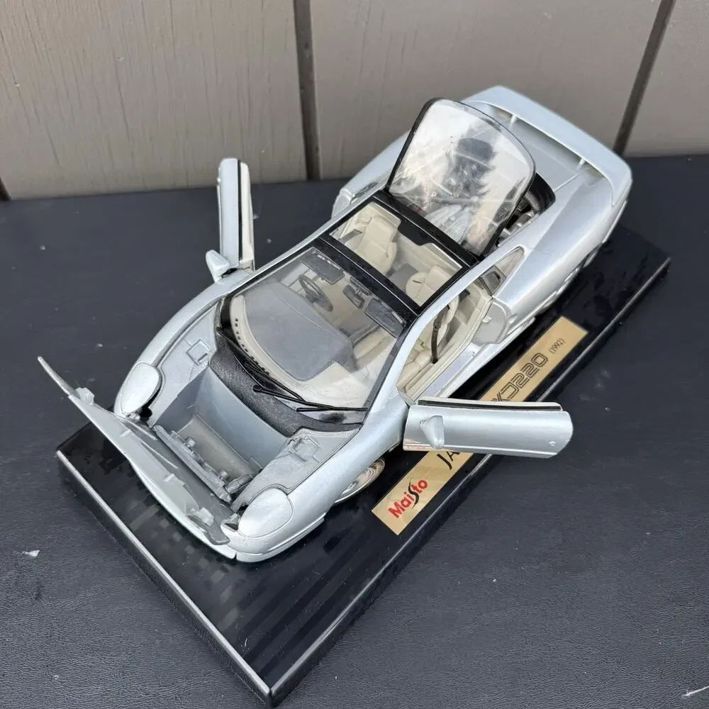 1:24 Maisto 1992 Jaguar XJ220 silver